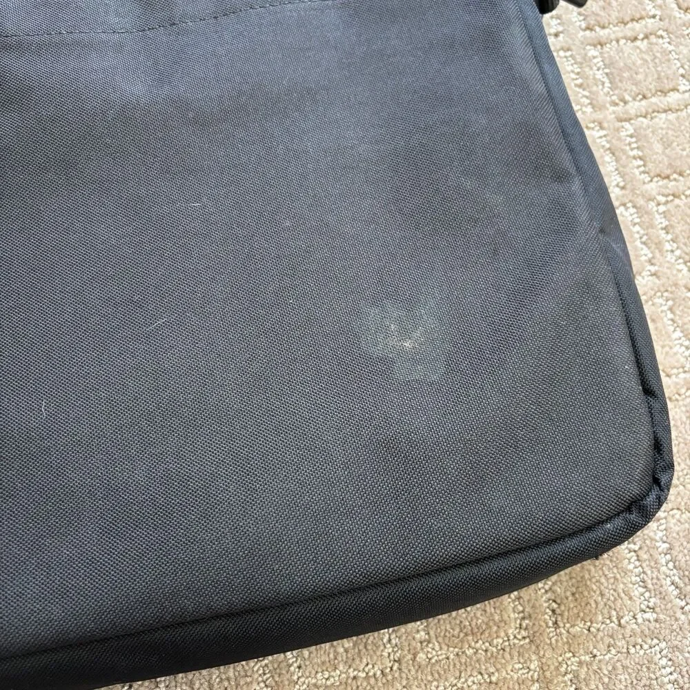 Targus Laptop Computer Bag Black Adjustable Shoulder Strap Travel Padded Pockets
